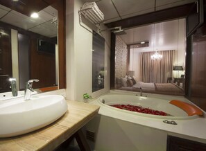 Aura Suite Room | Bathroom