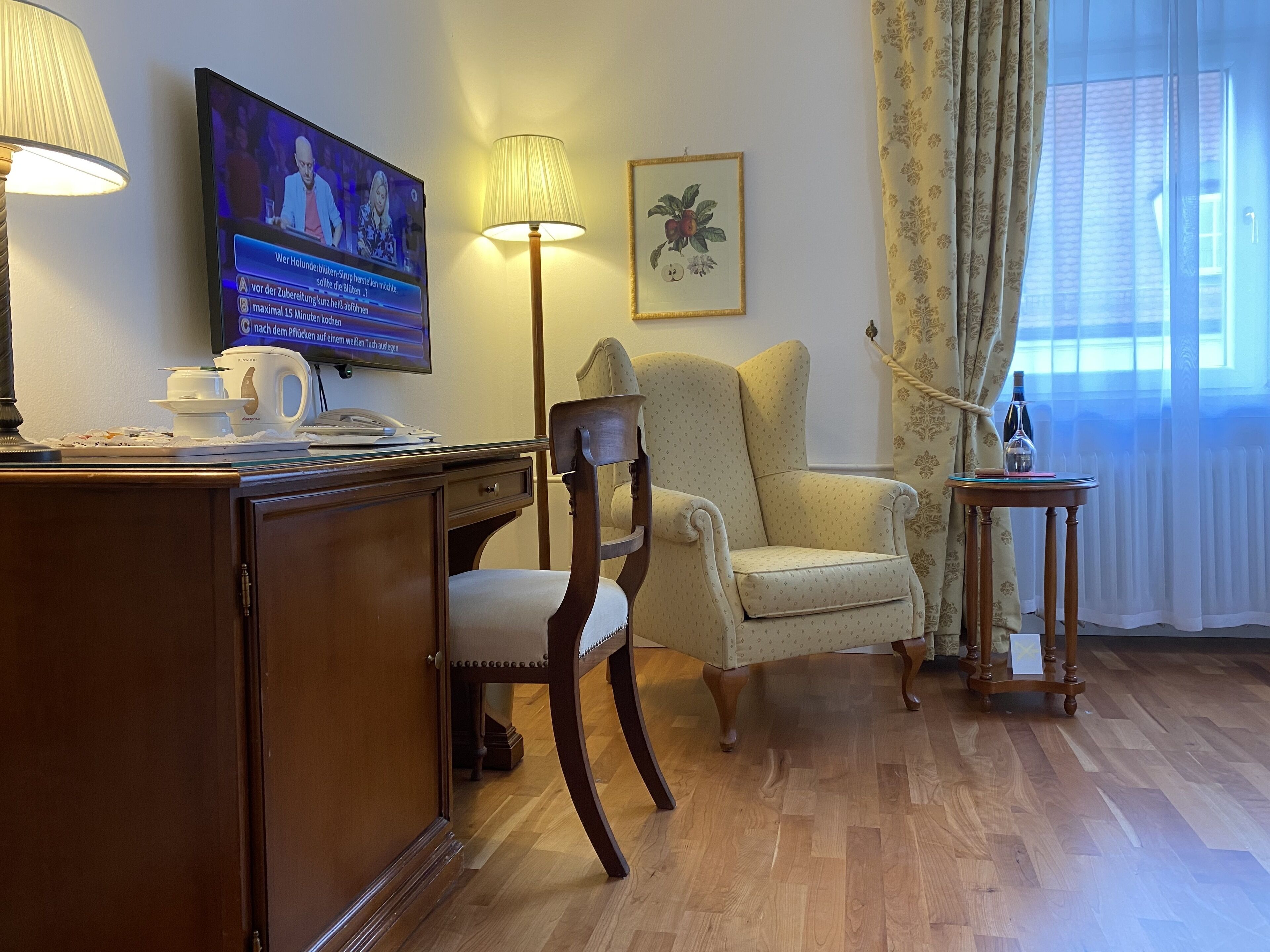 superior double room | living area | led tv