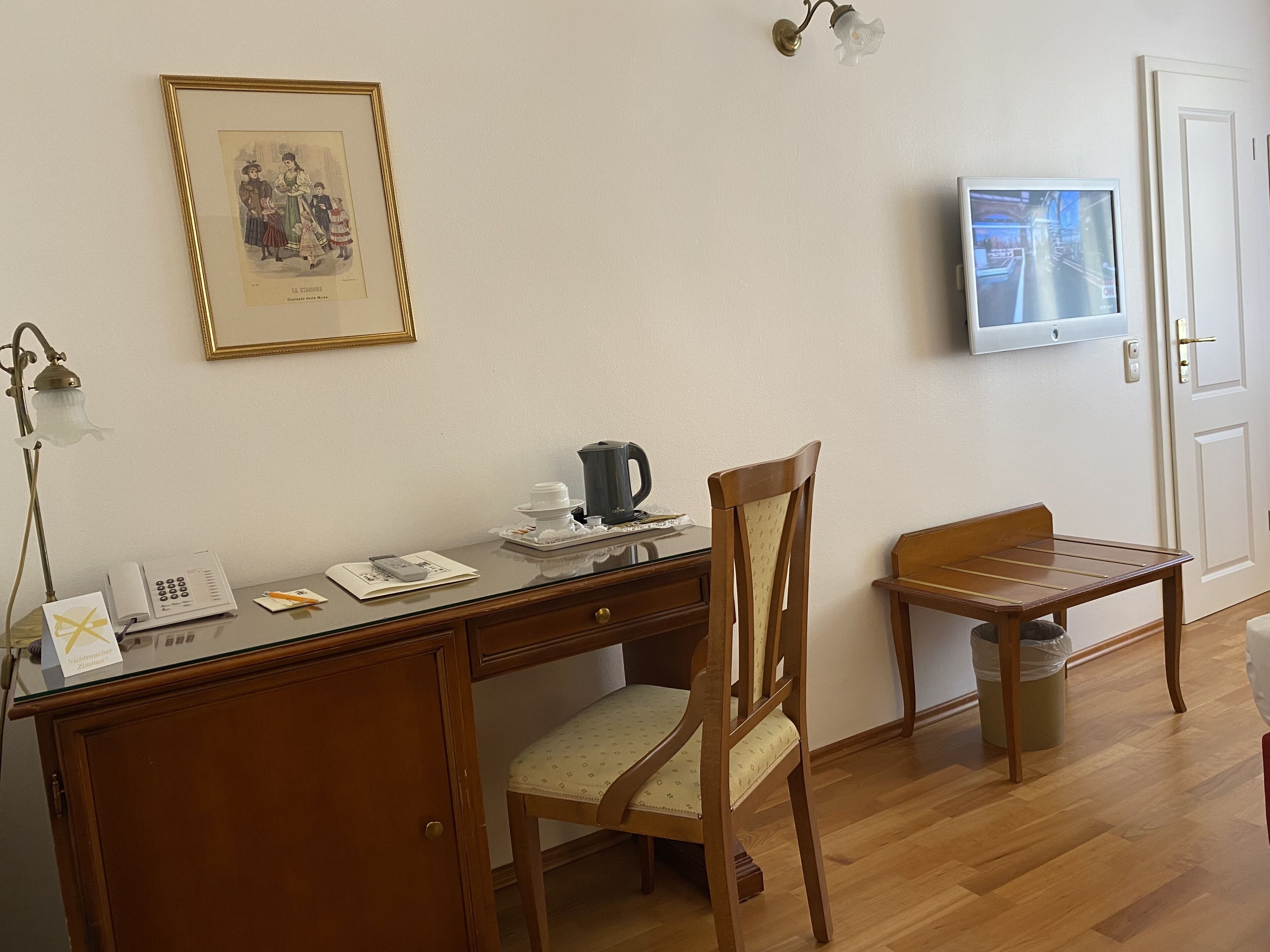 superior double room | living area | led tv