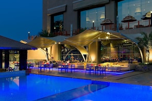 3 restaurants, breakfast, lunch, dinner served; international cuisine