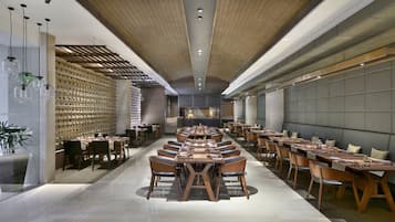3 restaurants; breakfast, lunch, dinner and brunch served