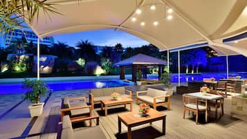 3 restaurants, breakfast, lunch, dinner served; international cuisine