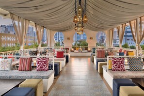 3 restaurants, breakfast, lunch, dinner served; international cuisine