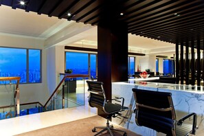 2 bars/lounges, swim-up bar - The Westin Hyderabad Mindspace (Hyderabad)
