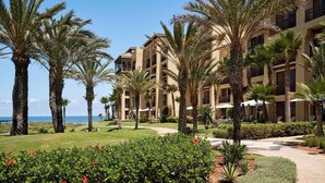 A resort with multiple-story buildings, palm trees, and a well-maintained lawn. - Mazagan Beach & Golf Resort (El Jadida)