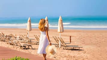 Privatstrand, Liegestühle, Sonnenschirme, Strandtücher