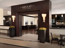 2 か所のレストラン、朝食、ランチ、ディナーに営業 (アメリカ料理)