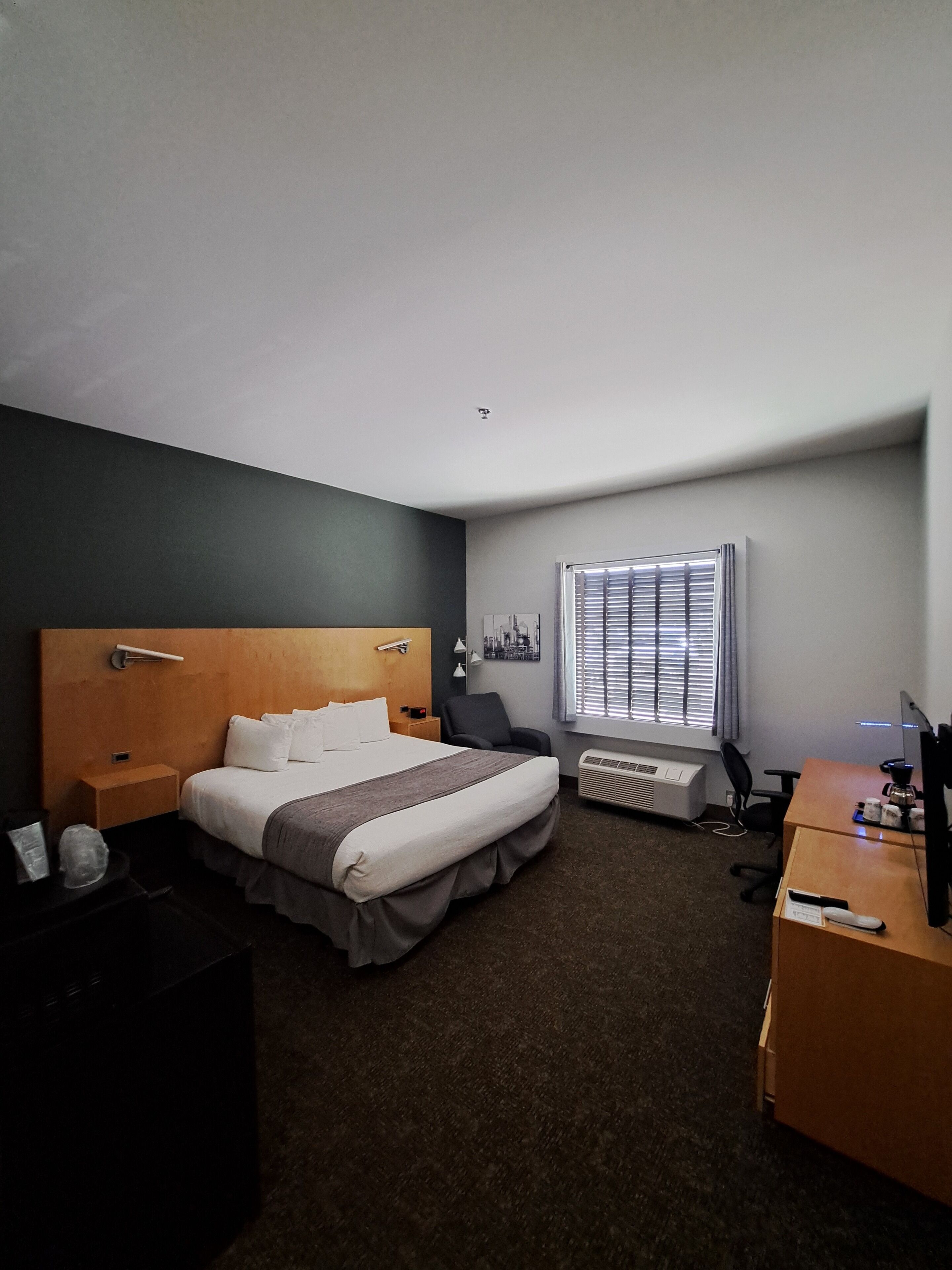 standard room, 1 king bed | in-room safe, desk, soundproofing, iron/ironing board