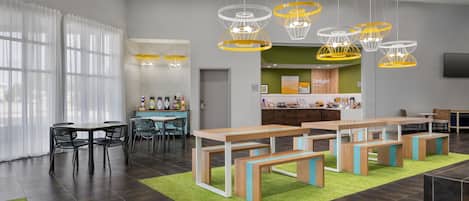 فطور أوروبي مجانًا يوميًا