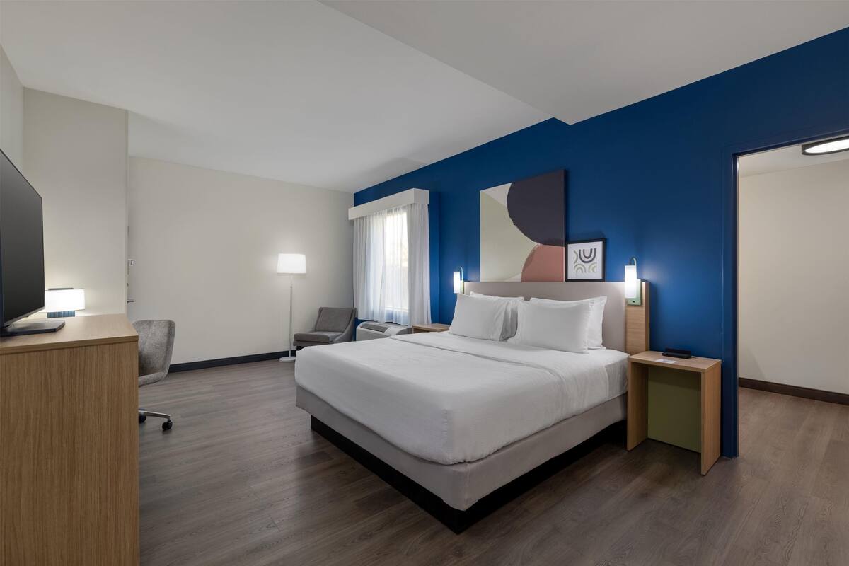 Suite, 1 trÚs grand lit | Coffres-forts dans les chambres, bureau, chambres insonorisées