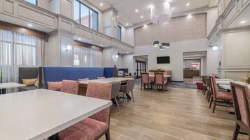 包含每日自助早餐