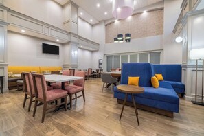 Free daily buffet breakfast  - Hampton Inn & Suites Brenham (Brenham)