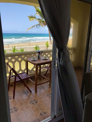 豪華套房, 1 張特大雙人床, 海景, 海濱 | 陽台