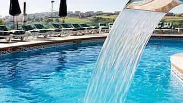 Una piscina al aire libre de temporada