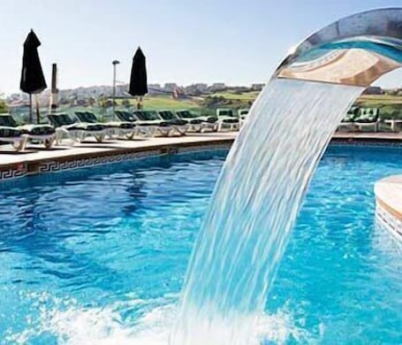 Una piscina al aire libre de temporada. Hotel Arha Villa de Suances