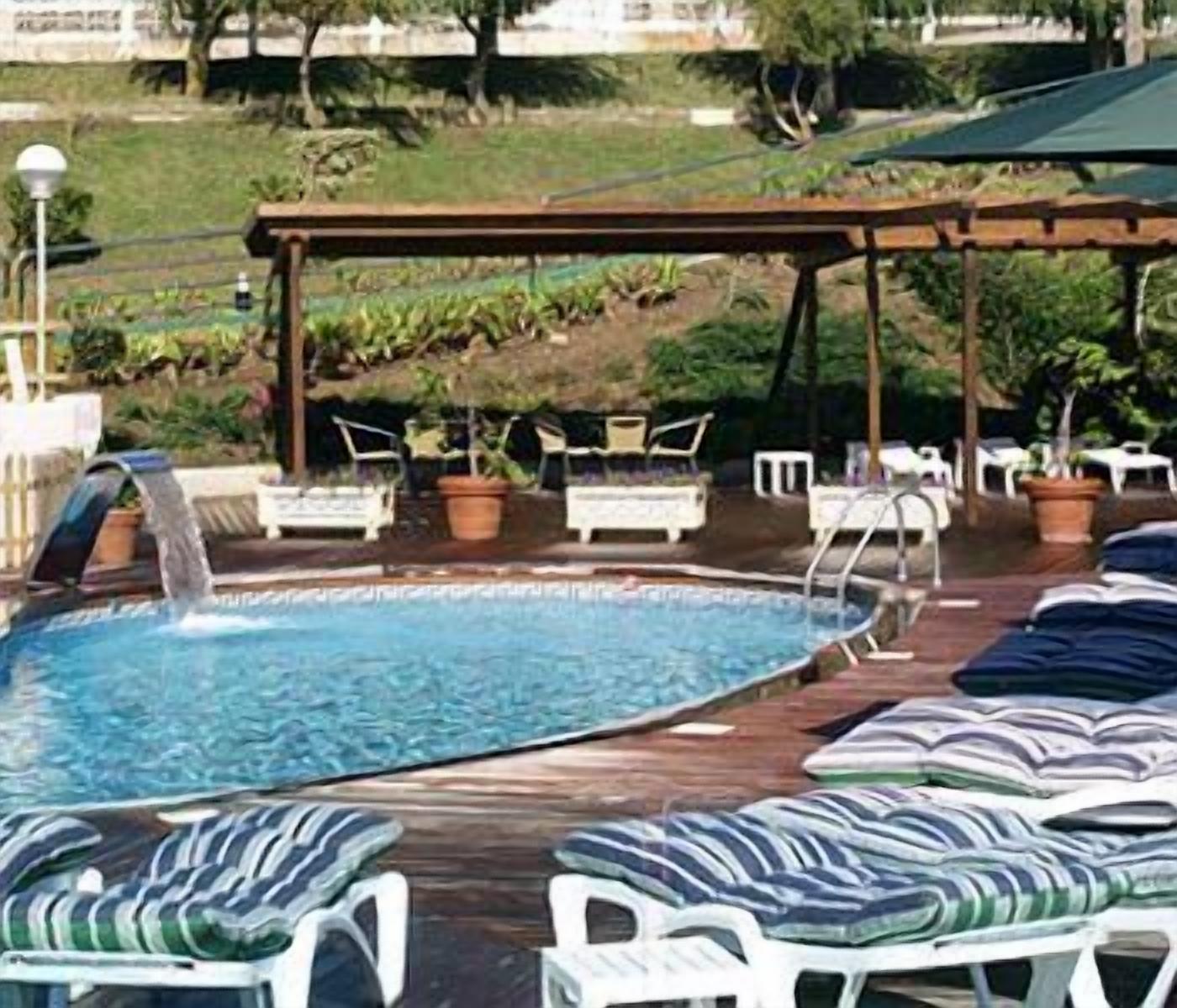 Una piscina al aire libre de temporada