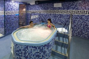 Bañera de hidromasaje cubierta