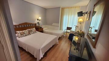 Driepersoonskamer | Luxe beddengoed, een bureau, een laptopwerkplek, babybedden (toeslag)