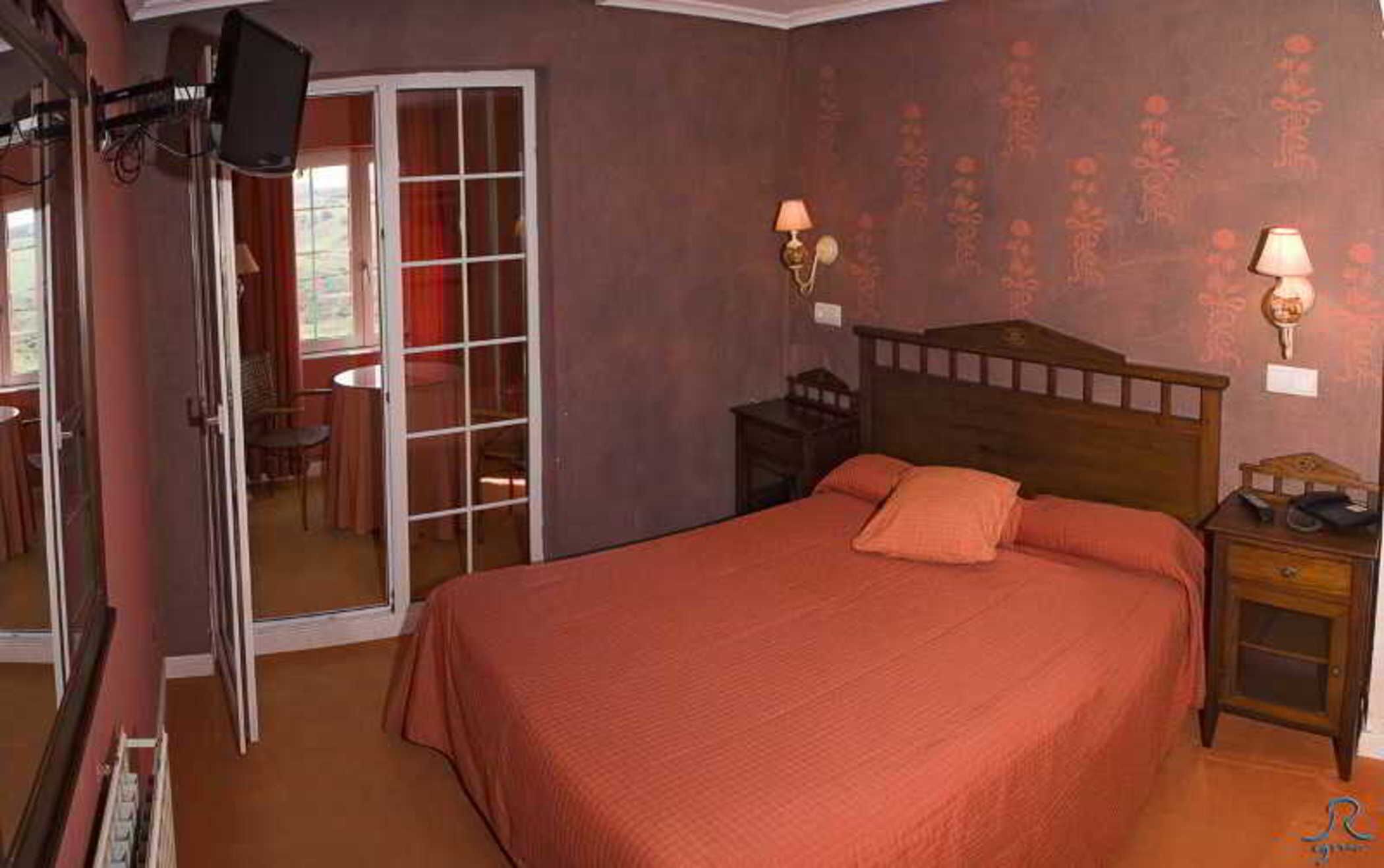 Premium bedding, desk, laptop workspace, cribs (surcharge)