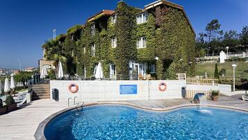 Een seizoensgebonden buitenzwembad