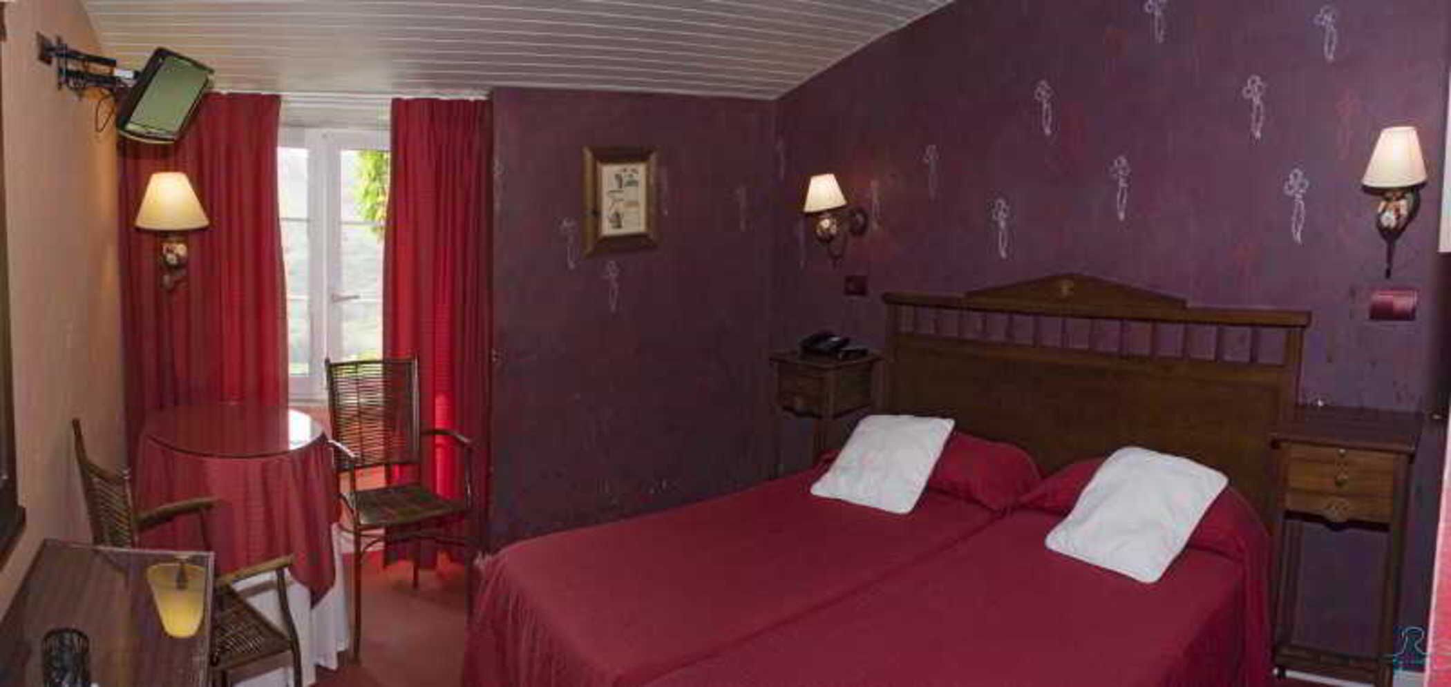 Premium bedding, desk, laptop workspace, cribs (surcharge)