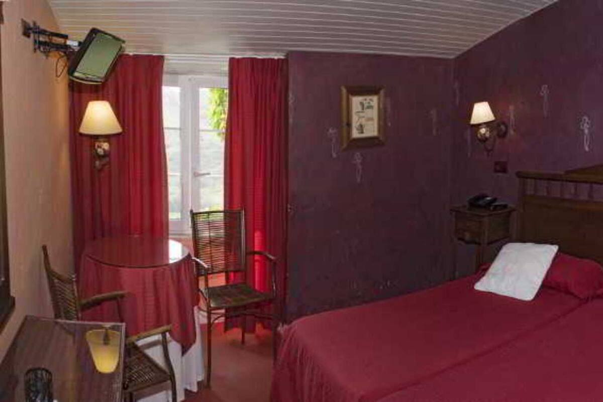 Premium bedding, desk, laptop workspace, cribs (surcharge)
