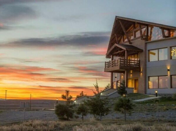 Majoituspaikan julkisivu illalla/yöllä