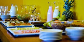 Une table de buffet proposant une variété de plats et de boissons.