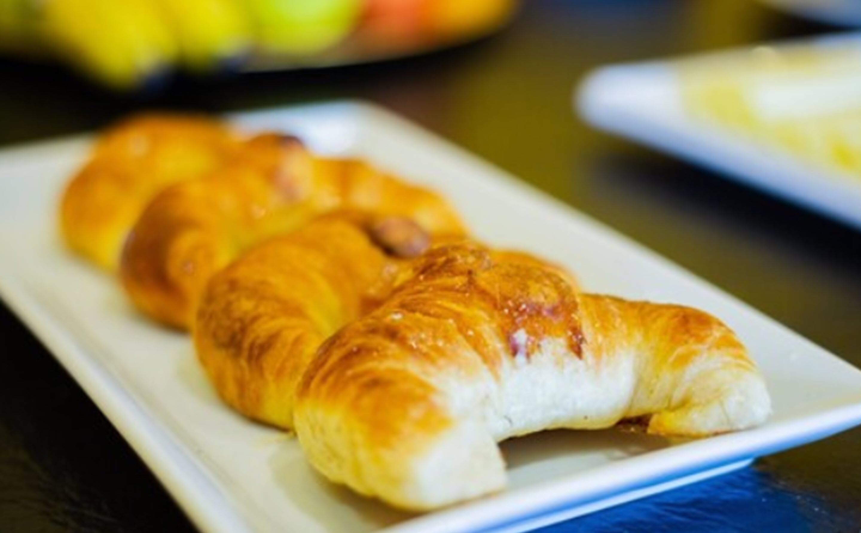 Um prato com dois croissants dourados.