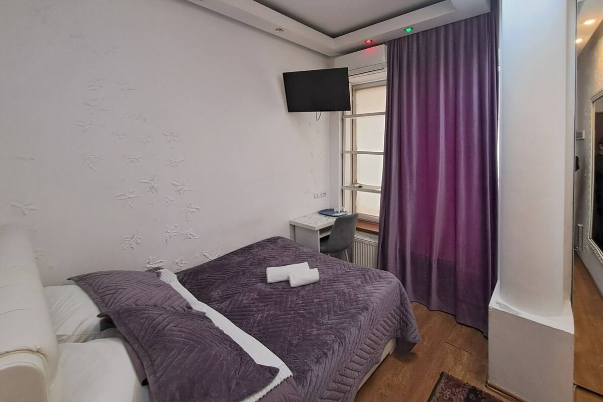 Minibar, skrivebord, ekstrasenger (mot et tillegg) og wi-fi (inkludert)