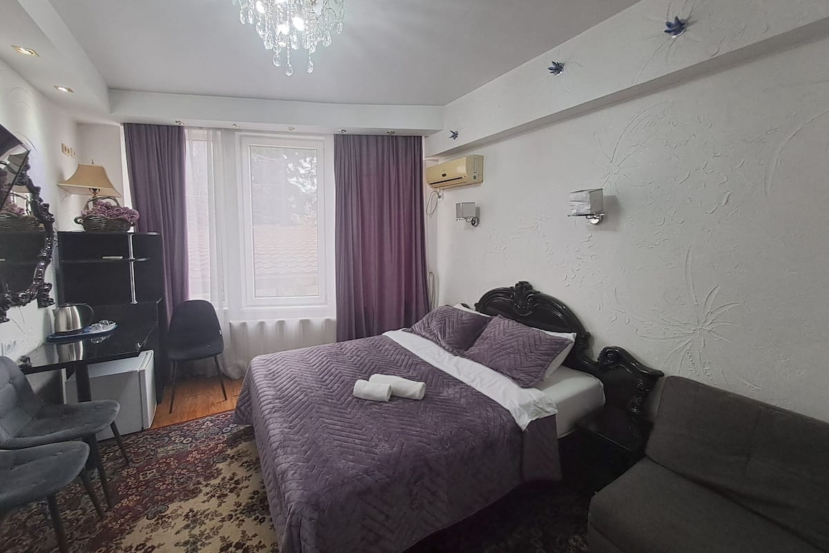 Minibar, skrivebord, ekstrasenger (mot et tillegg) og wi-fi (inkludert)