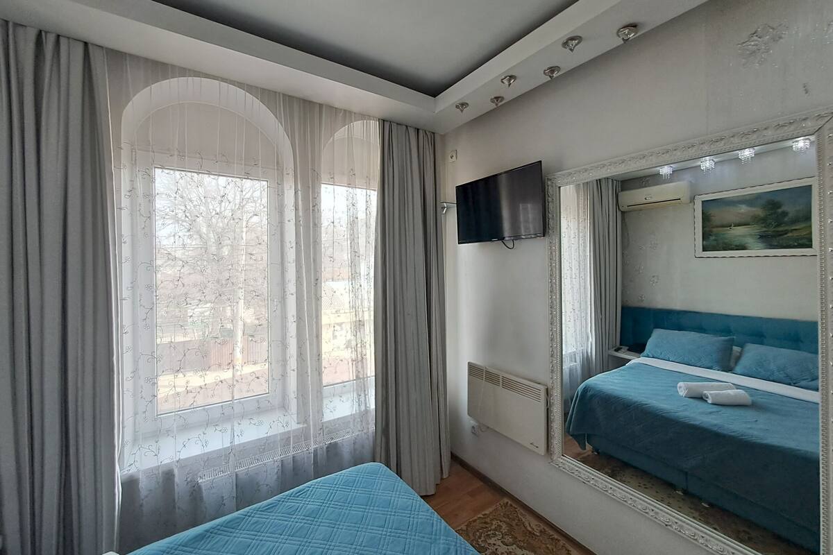 Minibar, skrivebord, ekstrasenger (mot et tillegg) og wi-fi (inkludert)