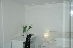 标准双床房 | 迷你吧、办公桌、折叠床/加床（额外收费）、免费 WiFi