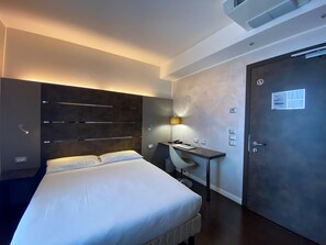 เครื่องนอนป้องกันสารก่อภูมิแพ้, มินิบาร์, ตู้นิรภัยในห้องพัก, โต๊ะทำงาน