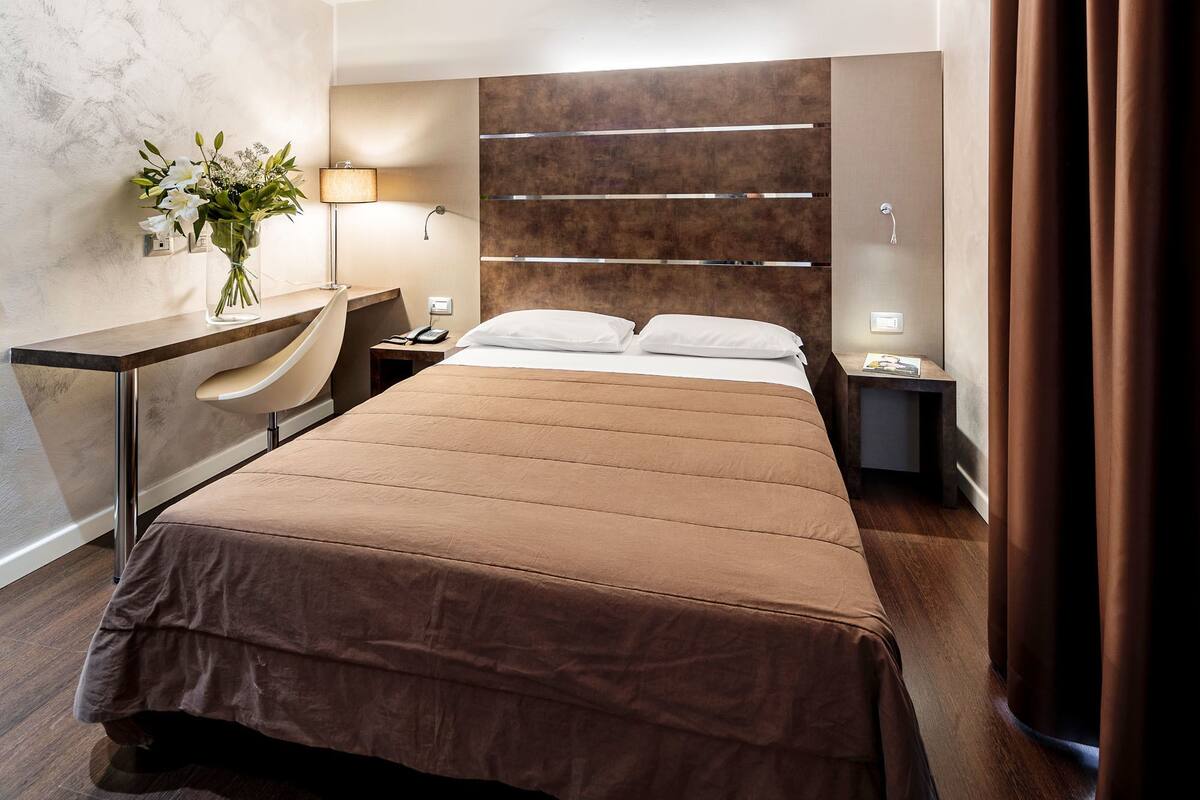Hypo-allergenic bedding, minibar, in-room safe, desk