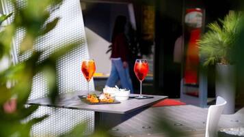 Menyajikan masakan Italia