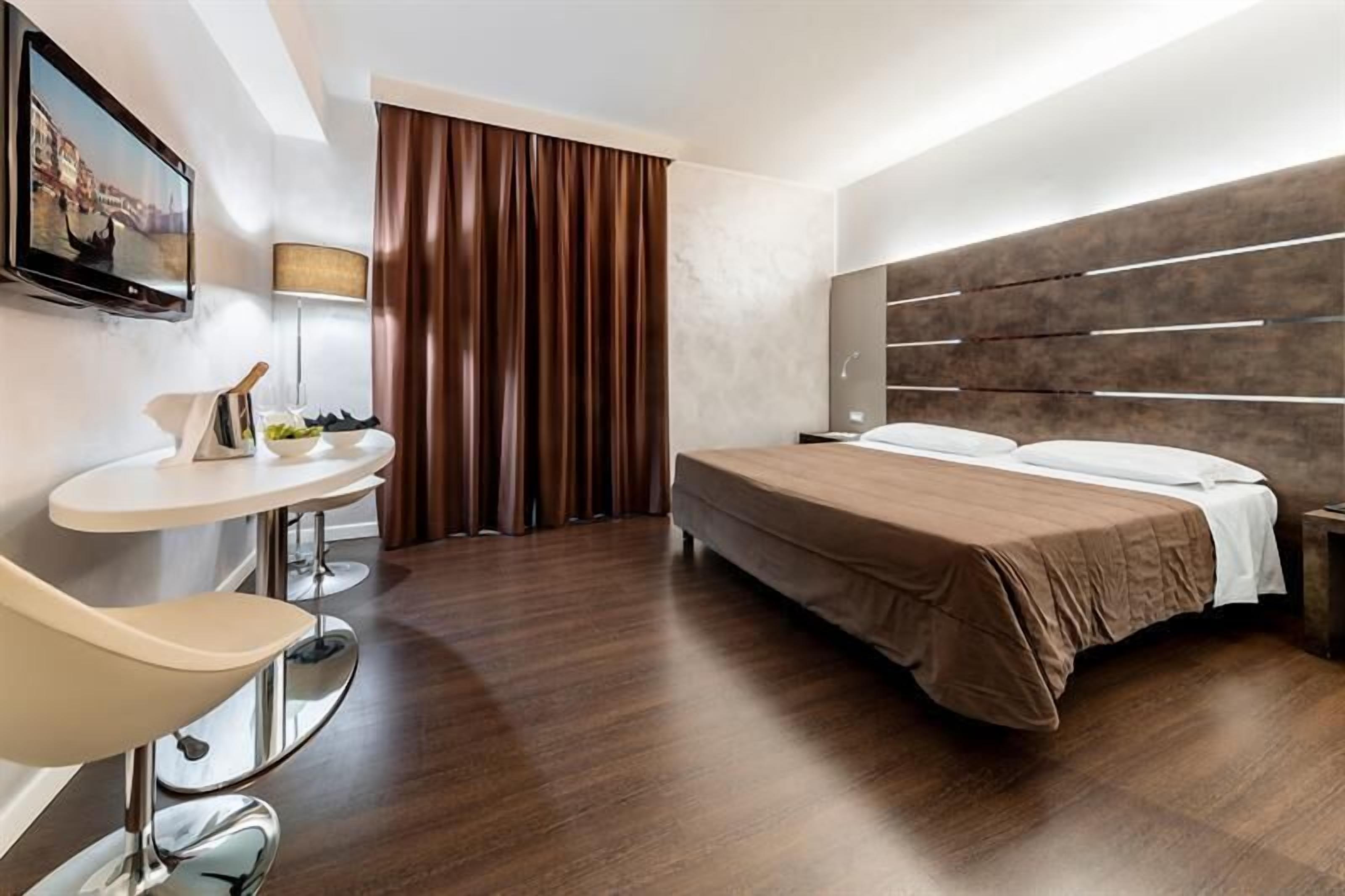 Hypo-allergenic bedding, minibar, in-room safe, desk