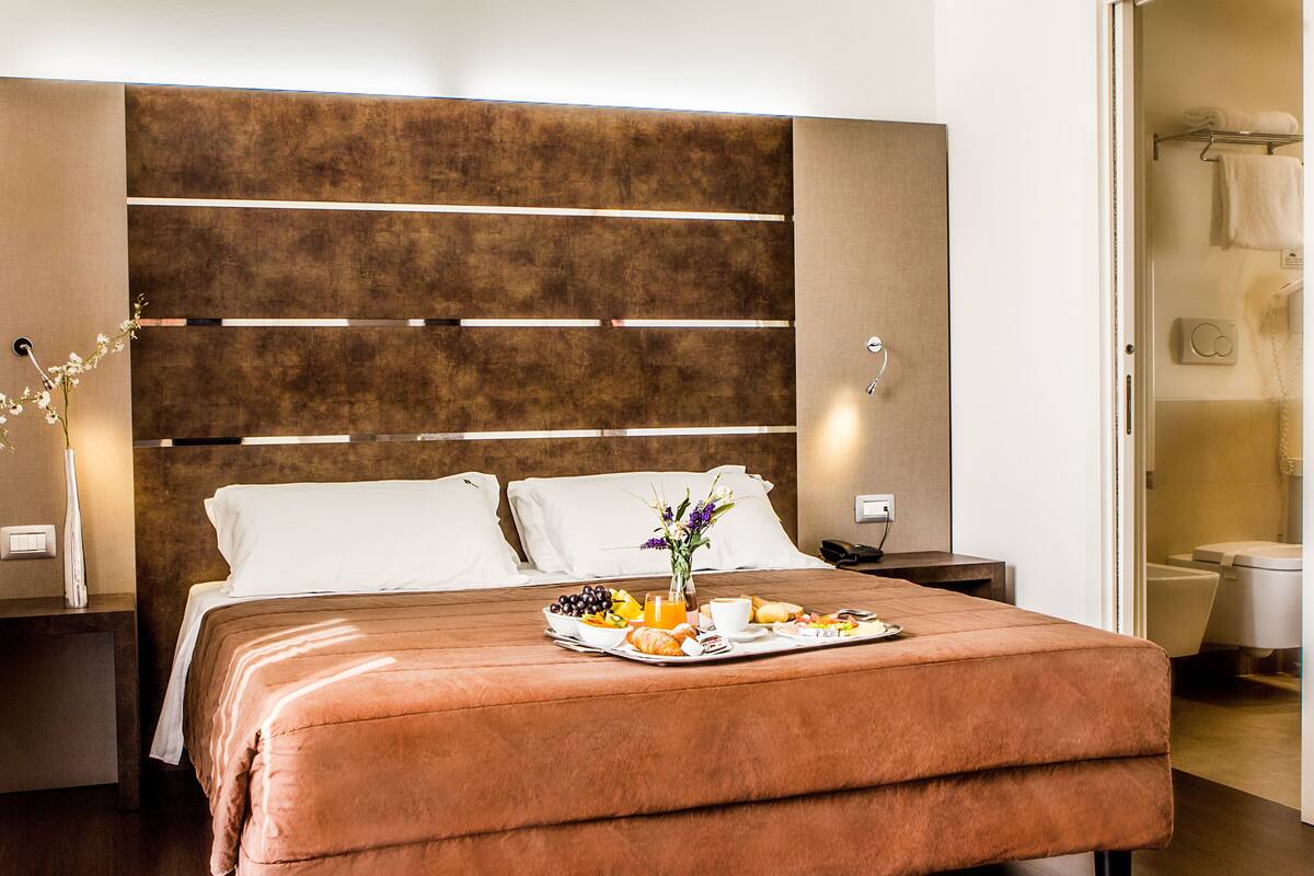 Hypo-allergenic bedding, minibar, in-room safe, desk