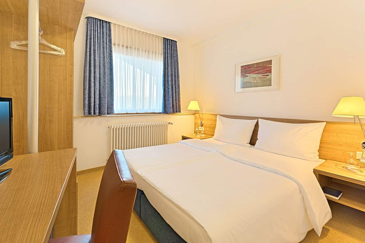 Economy tweepersoonskamer | Luxe beddengoed, een kluis op de kamer, een bureau