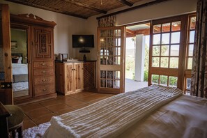 Familien-Suite, 2 Schlafzimmer | Minibar, Zimmersafe, individuell dekoriert, individuell eingerichtet