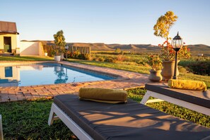 Outdoor pool - De Denne Country Guest House (Oudtshoorn)