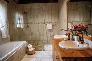 Deluxe-Suite | Badezimmer | Haartrockner, Handtücher, Seife, Shampoo