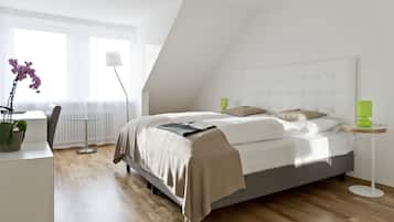 Ein modernes Schlafzimmer mit Bett, Nachttischen, einer Lampe und einem Fenster mit Blick.