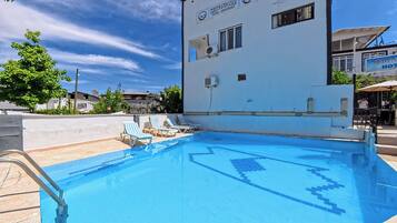 Utomhuspool och solstolar