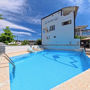 室外游泳池，提供日光浴躺椅