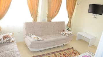 Family Quadruple Room | Living area