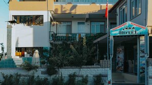 A hotel with a balcony, a flag, and a signboard. - Kervansaray Hotel & Pension (Denizli)
