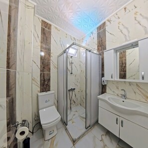 Triple Room | Bathroom | Shower, hair dryer, bathrobes, slippers - Kervansaray Hotel & Pension (Denizli)
