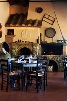 Breakfast, lunch, dinner served; farm to table cuisine 