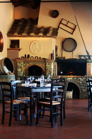 供应早餐、午餐和晚餐,农场到餐桌菜肴